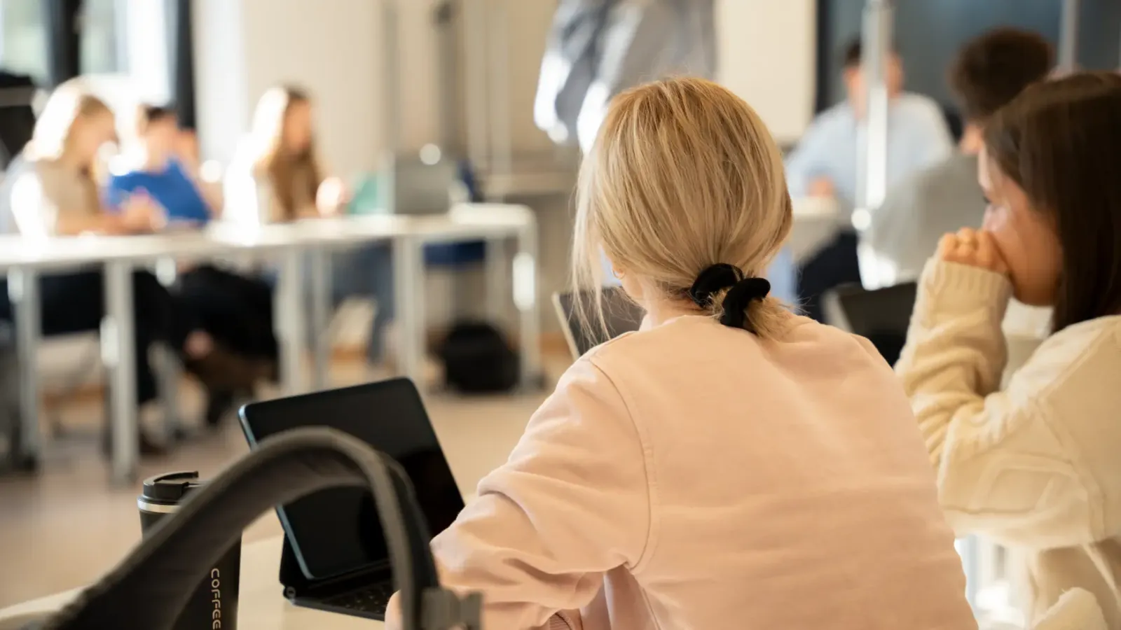 Lehrkräfte arbeiten in einer Workshopgruppe an Tablets und Laptops