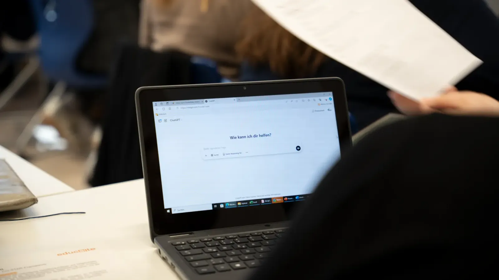 Laptop mit geöffnetem KI-Chat während der Arbeitsphase